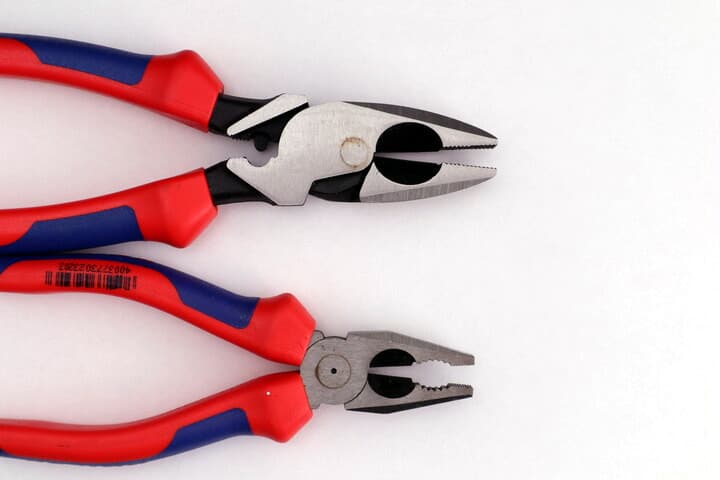 Gripping jaws of Lineman's and combination pliers